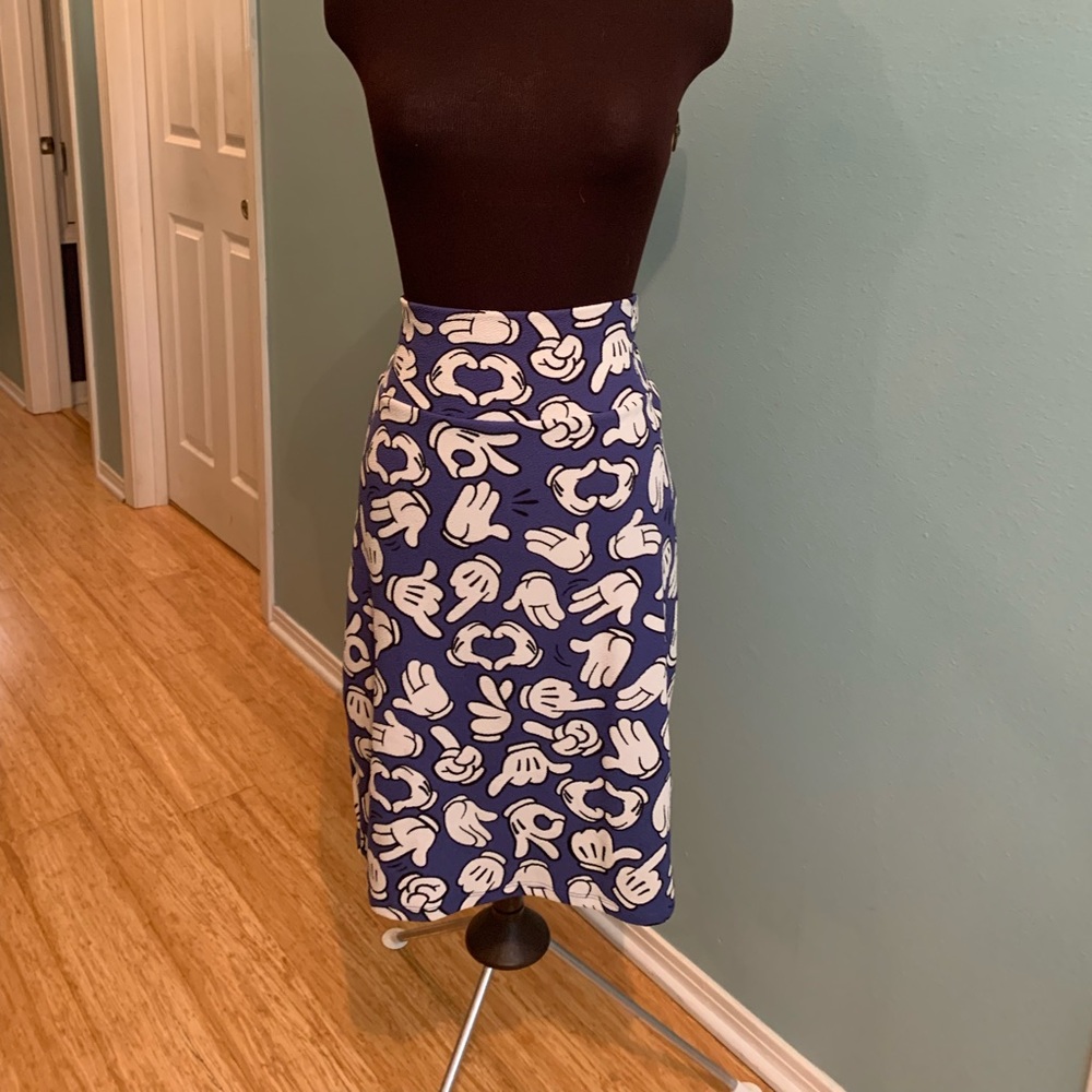 Lularoe Cassie in Disney Mickey hands print EUC L
